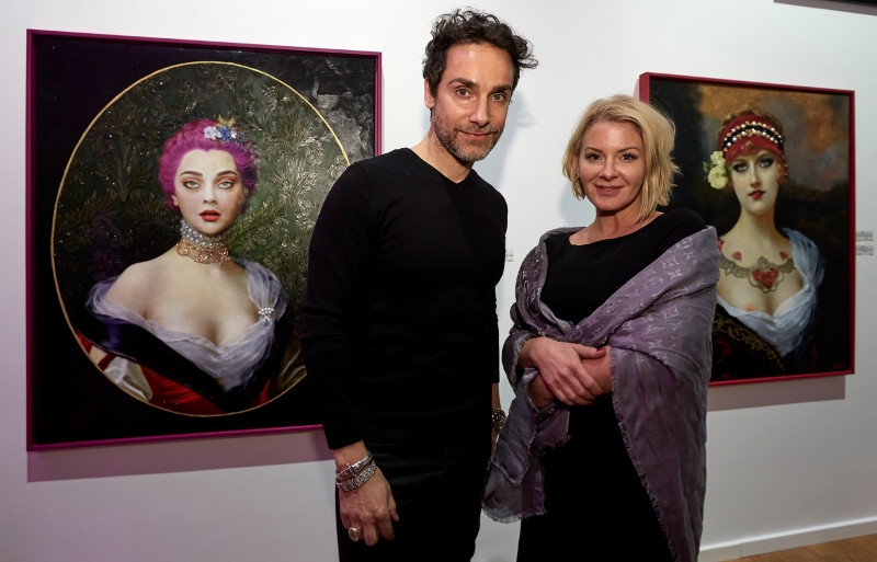 Antonio Del Prete mit Stefanie Volkmer-Otto vor seinen Werken